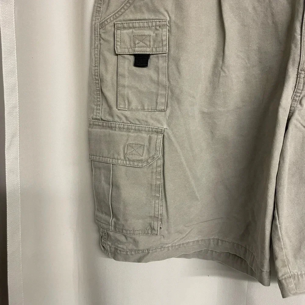 Guide Gear men’s khaki cargo shorts size 42